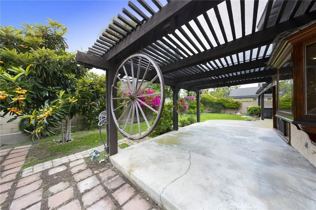 8851 Satterfield Dr, Huntington Beach, CA 92646