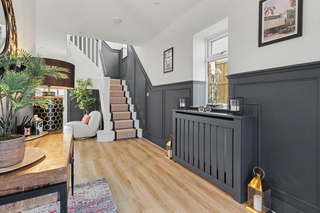 Additional image 4 of 5 bed detached house for saleRayleigh Road, Benfleet SS7