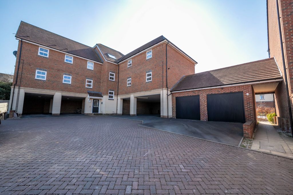 2 bed flat for saleMarchment Close, Picket Piece SP11 photo 2