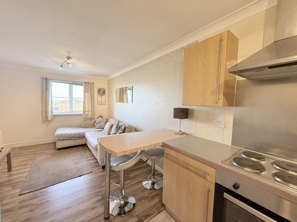 2 bed flat for saleBeaufort Square, Cardiff CF24 photo 5