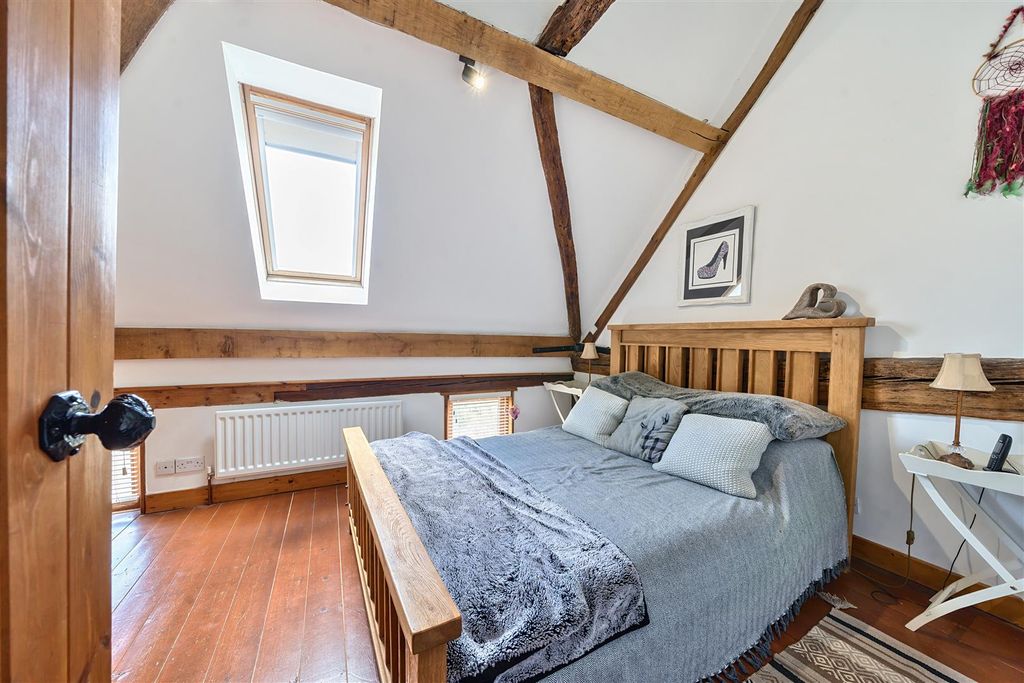 3 bed barn conversion for saleThe Potato Barn, Raans Road, Amersham HP6 photo 3