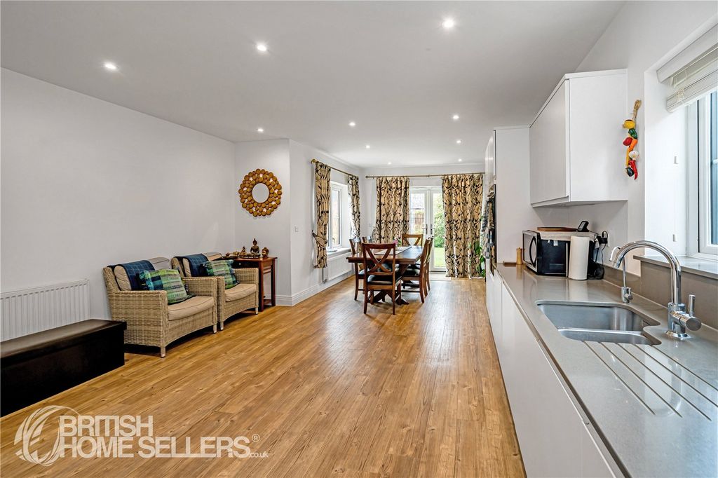 4 bed detached house for saleSawdy Drive, Aston Clinton, Aylesbury, Buckinghamshire HP22 photo 3