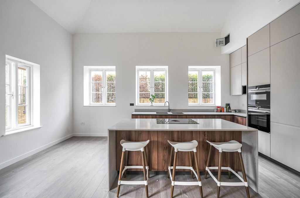 Additional image 4 of 2 bed flat for saleDaffodil Crescent, Barnet EN4