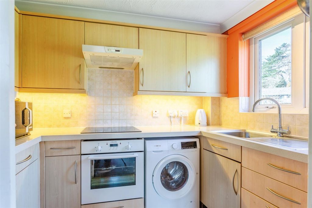 Additional image 4 of 2 bed flat for salePeelers Court, St Andrews Road, Bridport DT6