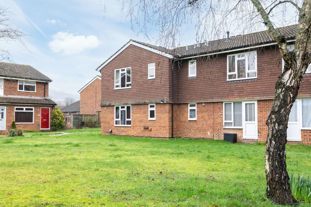 1 bed flat for saleChester Close, Pixham RH4 photo 2
