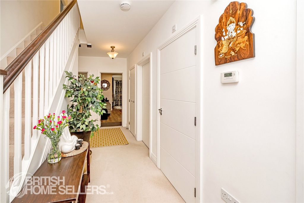 4 bed detached house for saleSawdy Drive, Aston Clinton, Aylesbury, Buckinghamshire HP22 photo 2