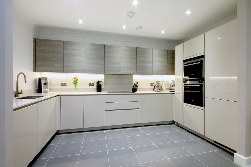 Additional image 4 of 2 bed flat for saleStation Road, Beaconsfield, Buckinghamshire HP9