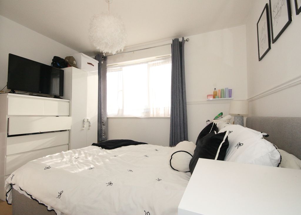 Additional image 4 of 2 bed flat for saleHallington Close, Woking GU21