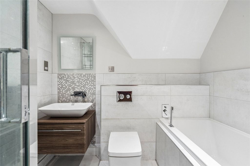 Additional image 15 of 2 bed flat for saleNorth Road, Berkhamsted, Hertfordshire HP4