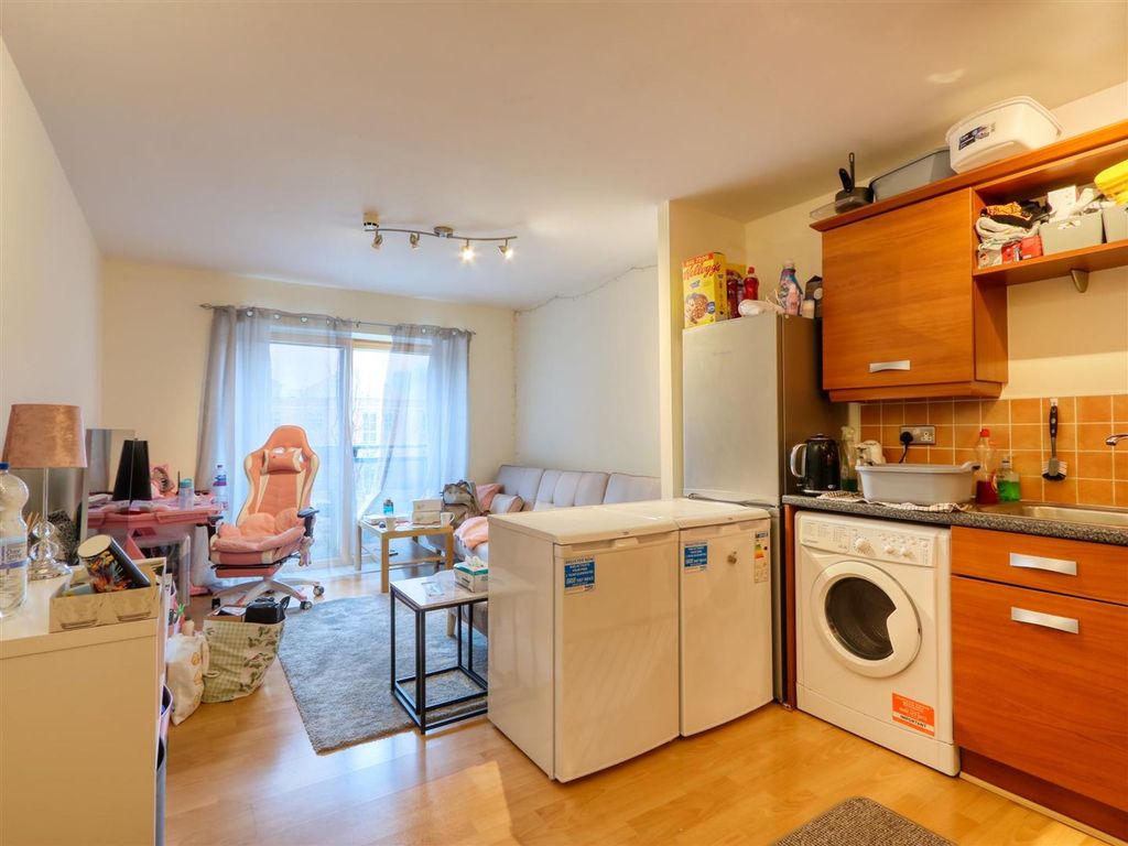 1 bed flat for saleCamlough Walk, Markham Quay S41 photo 2