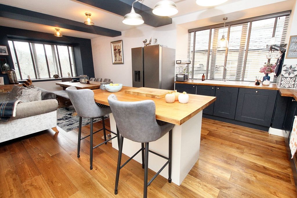 2 bed flat for saleHollins Road, Walsden, Todmorden OL14