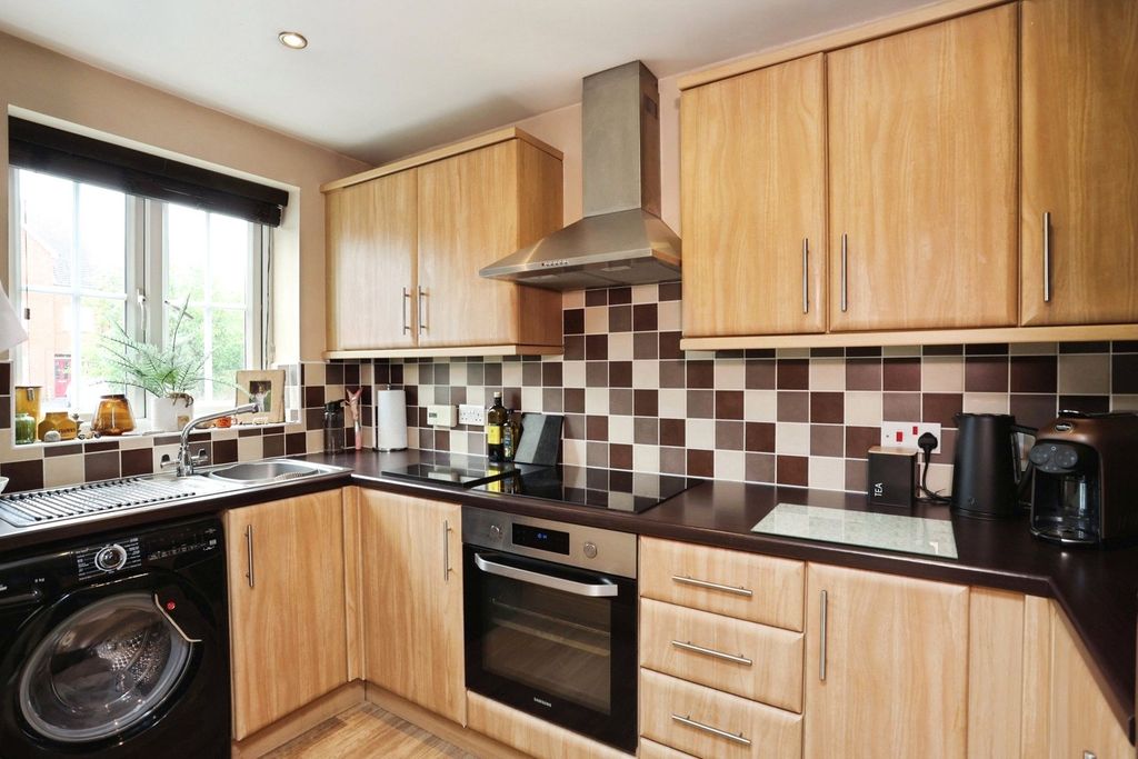 2 bed flat for saleWatts Drive, Shepshed, Loughborough, Leicestershire LE12 photo 4