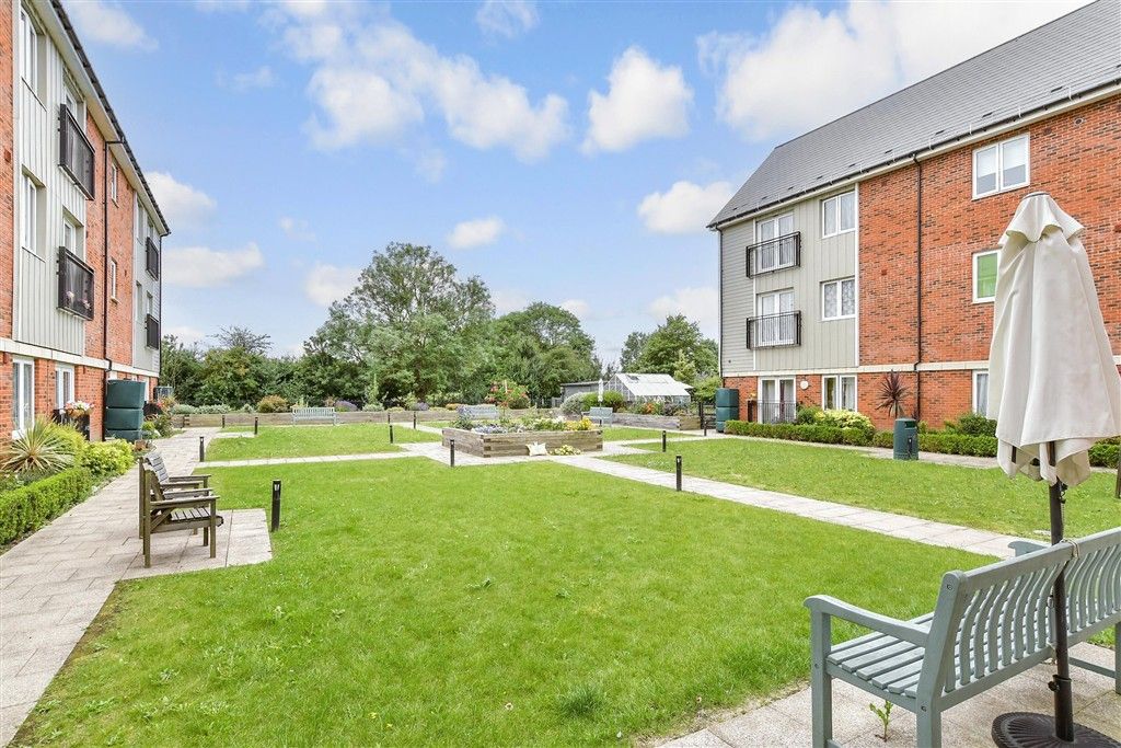 2 bed flat for salePilots View, Chatham, Kent ME4 photo 4