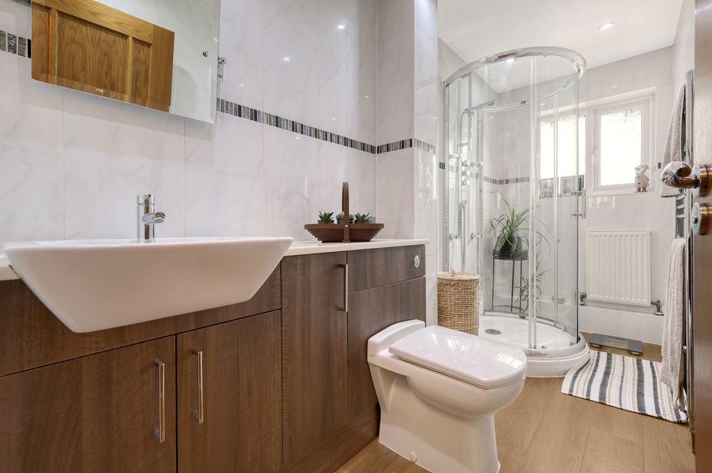2 bed flat for saleCrouch Street, Noak Bridge, Basildon, Essex SS15 photo 5