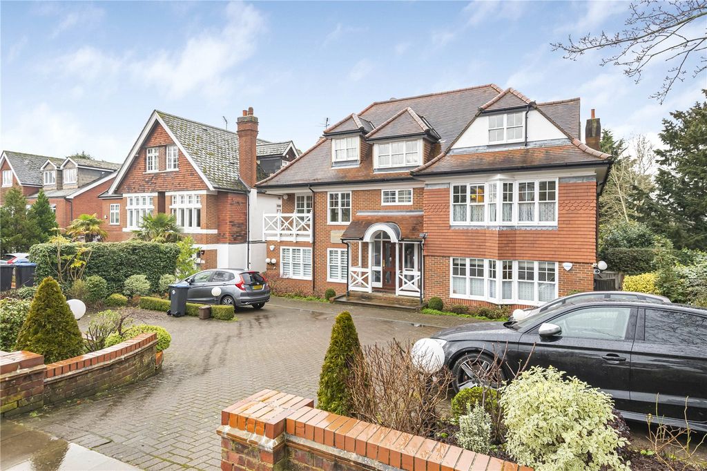 3 bed flat for saleCrescent East, Hadley Wood EN4