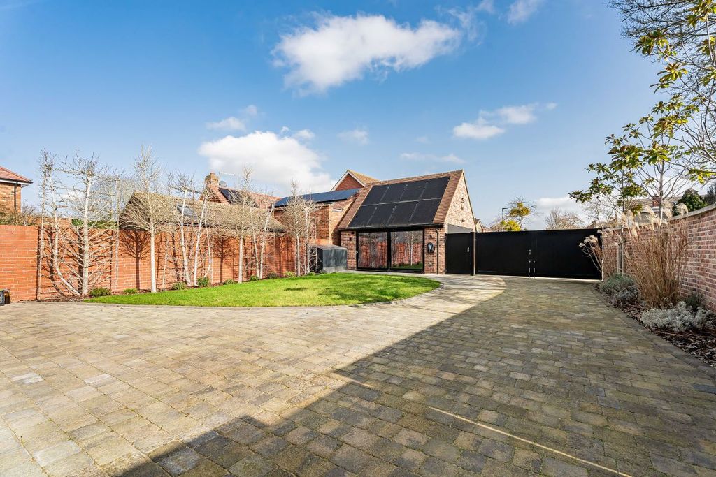 Additional image 5 of 5 bed detached house for sale137 Kimbolton Road, Bedford, Bedfordshire MK41