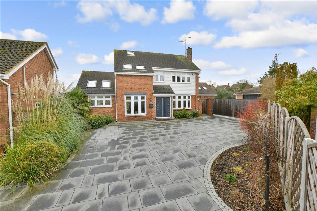 4 bed detached house for saleCurlew Crescent, Basildon, Essex SS16 photo 5