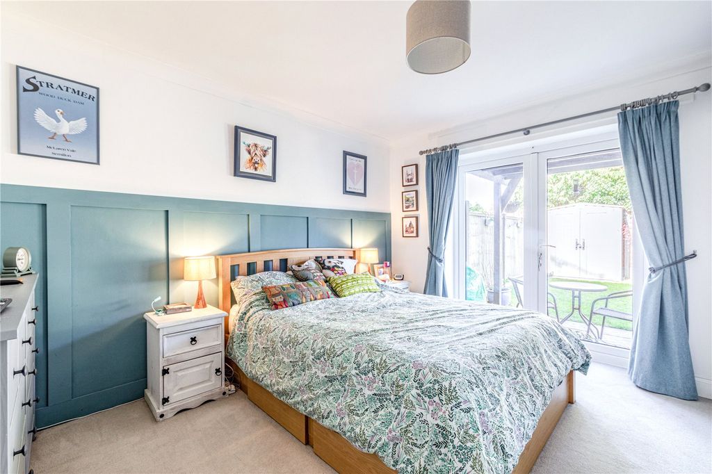 2 bed maisonette for saleManor Drive, New Haw, Addlestone, Surrey KT15 photo 3