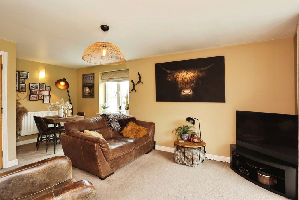 2 bed flat for saleWatts Drive, Shepshed, Loughborough, Leicestershire LE12 photo 3