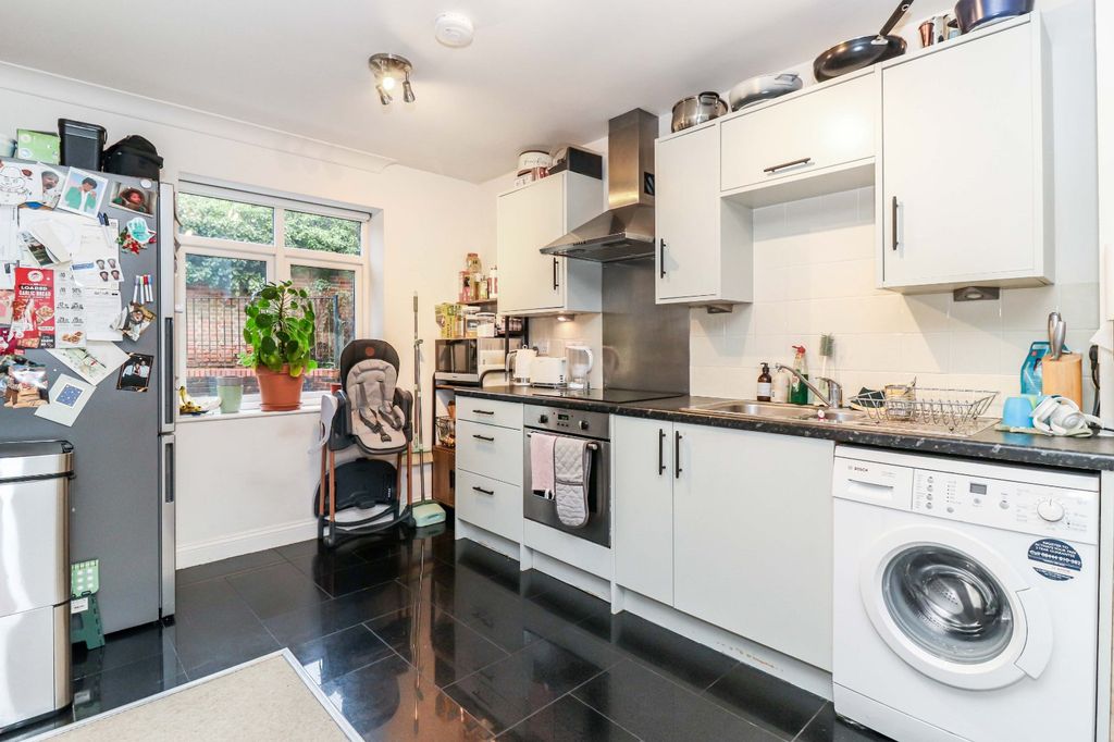 Additional image 5 of 2 bed flat for saleStation Road, Beaconsfield, Buckinghamshire HP9
