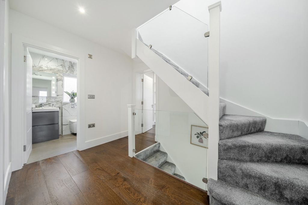 Additional image 19 of 5 bed semi-detached house for saleBrasted Close, Bexleyheath DA6