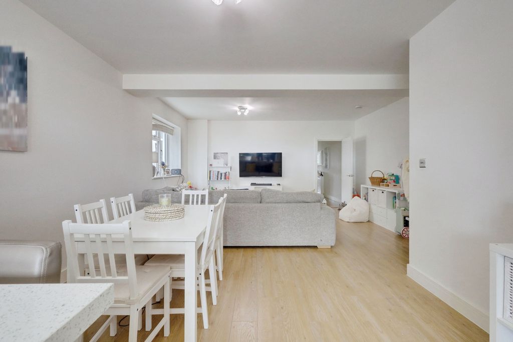 Additional image 6 of 3 bed flat for saleLondon Road, Benfleet SS7