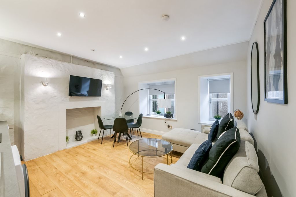 2 bed flat for saleThe Cross, Crieff PH7 photo 2