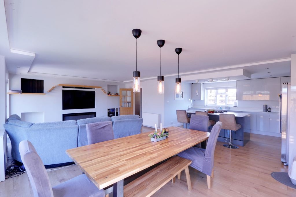 Additional image 5 of 5 bed detached house for sale6 Heathfield, Benfleet SS7