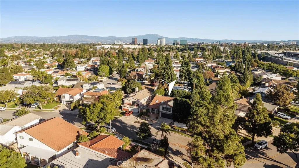 1096 Tulare Dr, Costa Mesa, CA 92626