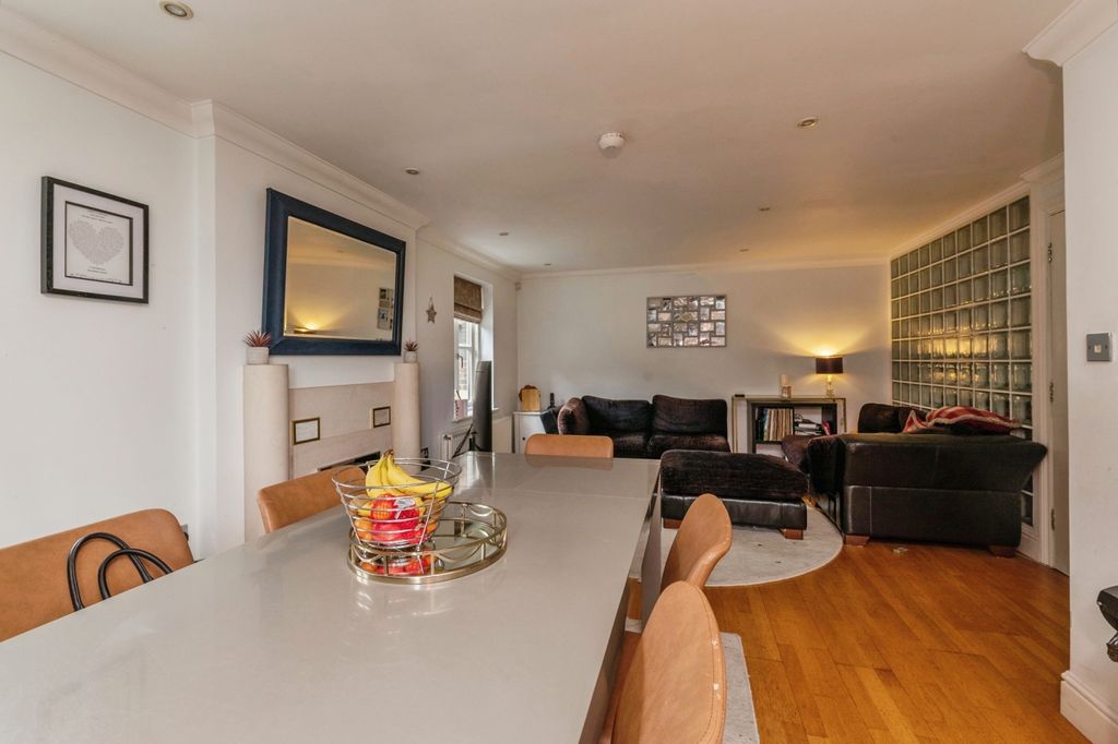 Additional image 8 of 3 bed flat for saleAlexander Mews, High Street, Billericay, Essex CM12