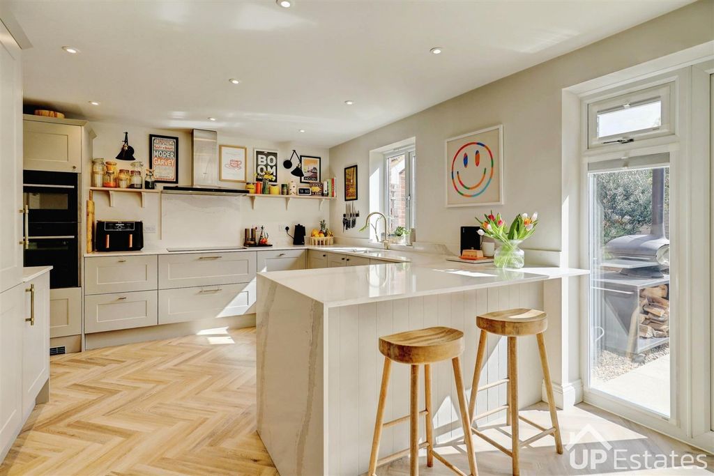 Additional image 8 of 6 bed detached house for saleGleneagles Close, Great Denham, Bedford MK40