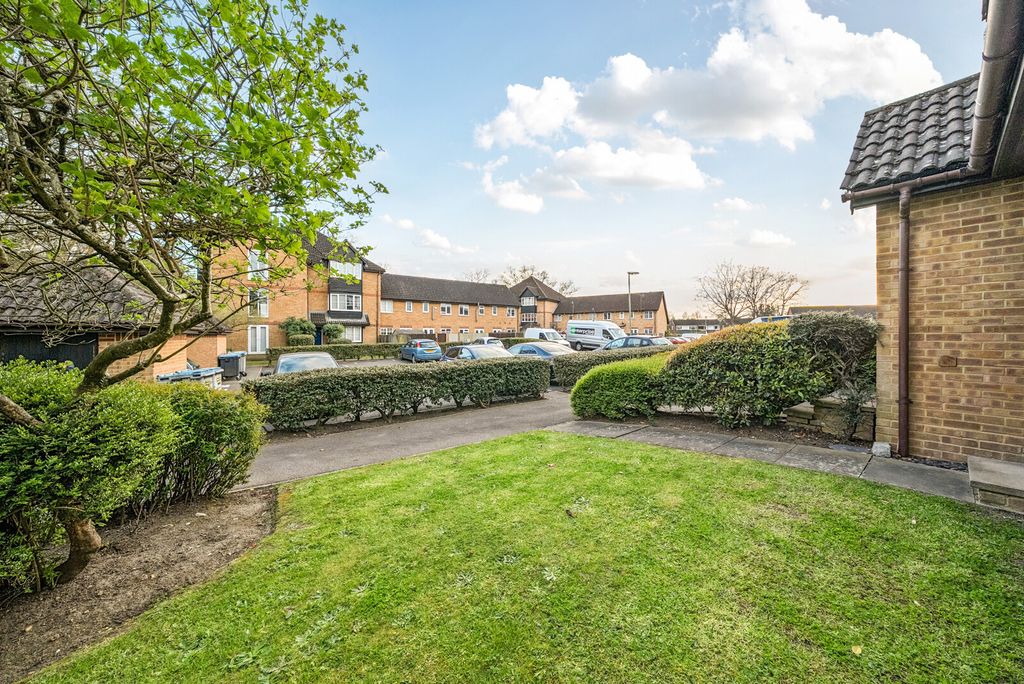 Studio for saleMonks Crescent, Addlestone KT15 photo 5