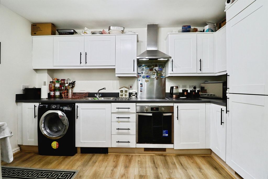 2 bed flat for saleWyncliffe Gardens, Cardiff CF23 photo 3