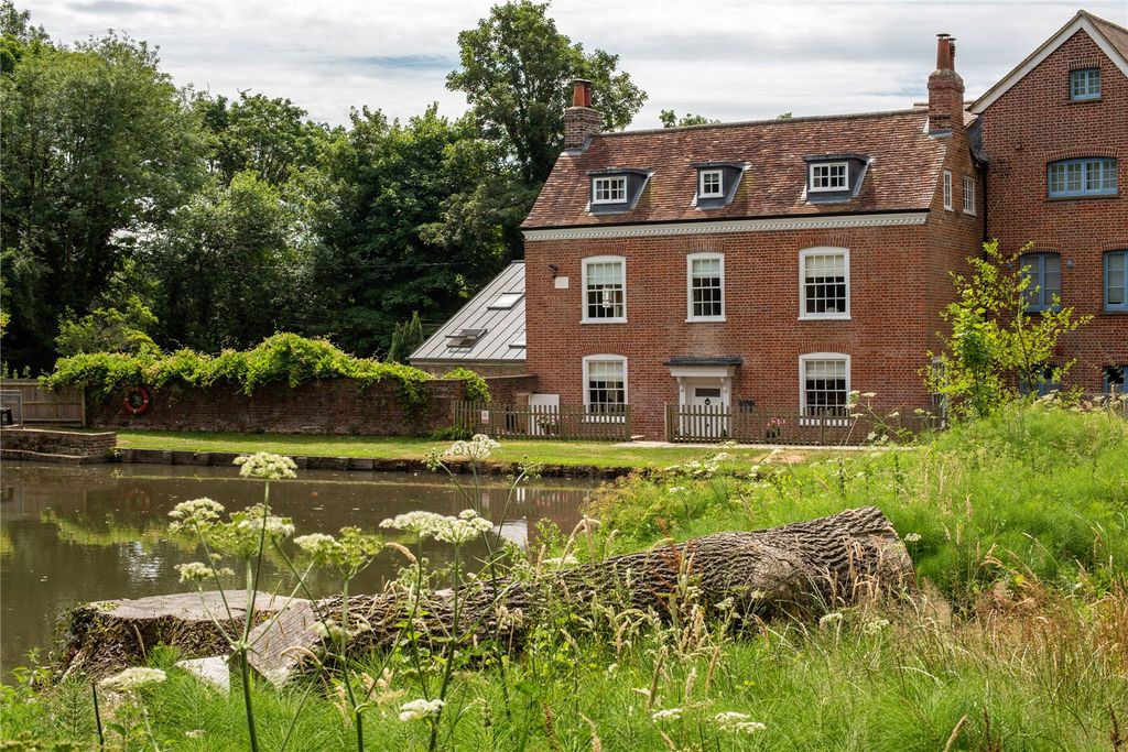 4 bed link detached house for saleWonham Lane, Betchworth, Surrey RH3