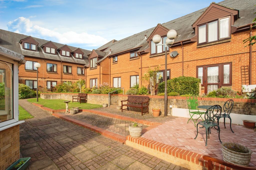 1 bed flat for saleBreakspear Court, Abbots Langley WD5