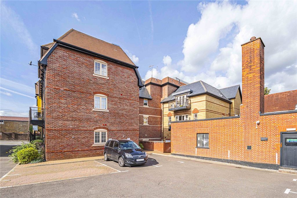 Additional image 12 of 2 bed flat for saleKings Road, Berkhamsted, Hertfordshire HP4