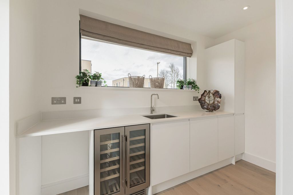 Additional image 12 of 4 bed detached house for saleCourtlands Park, Park Road, Banstead SM7