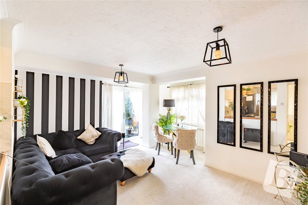 2 bed maisonette for salePickwick Close, Laindon, Basildon, Essex SS15 photo 3