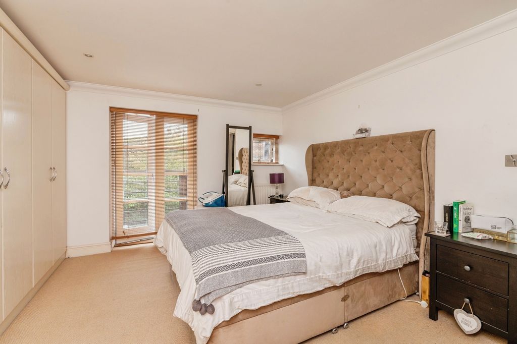 Additional image 10 of 3 bed flat for saleAlexander Mews, High Street, Billericay, Essex CM12