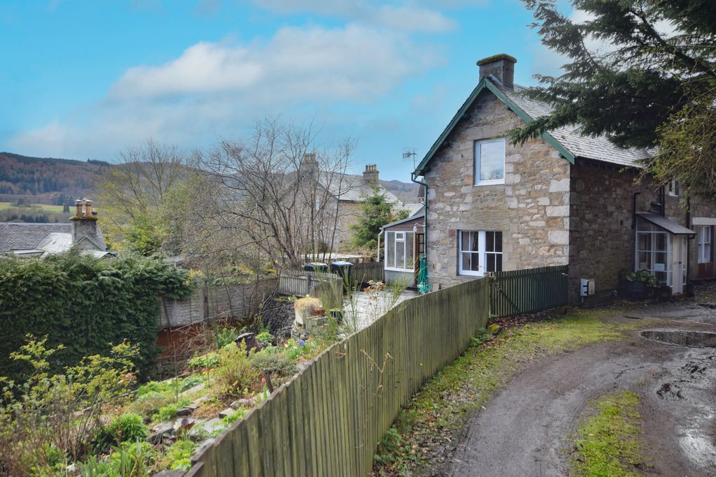 2 bed flat for saleHigher Oakfield, Pitlochry PH16