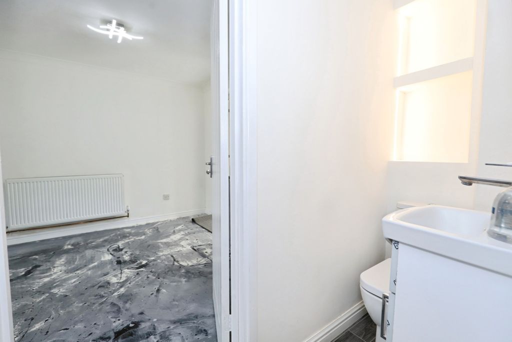 Additional image 9 of 4 bed semi-detached house for saleSheaves Close, Bilston, West Midlands WV14