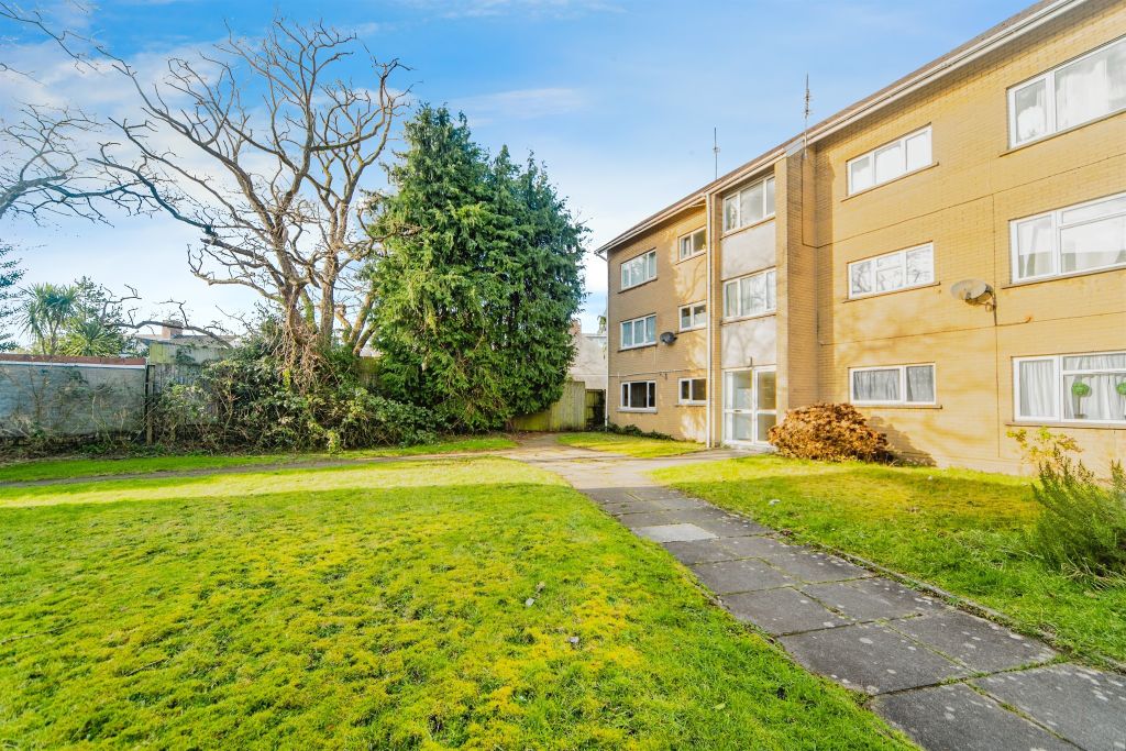 2 bed flat for saleTrewartha Court, Whitchurch, Cardiff CF14