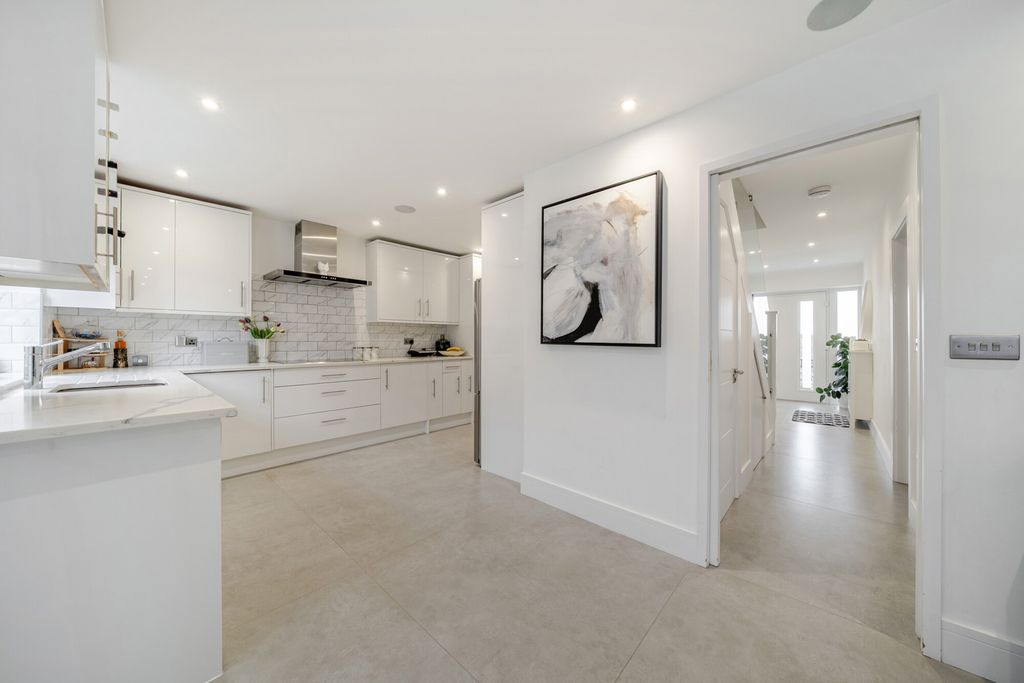Additional image 4 of 5 bed semi-detached house for saleBrasted Close, Bexleyheath DA6