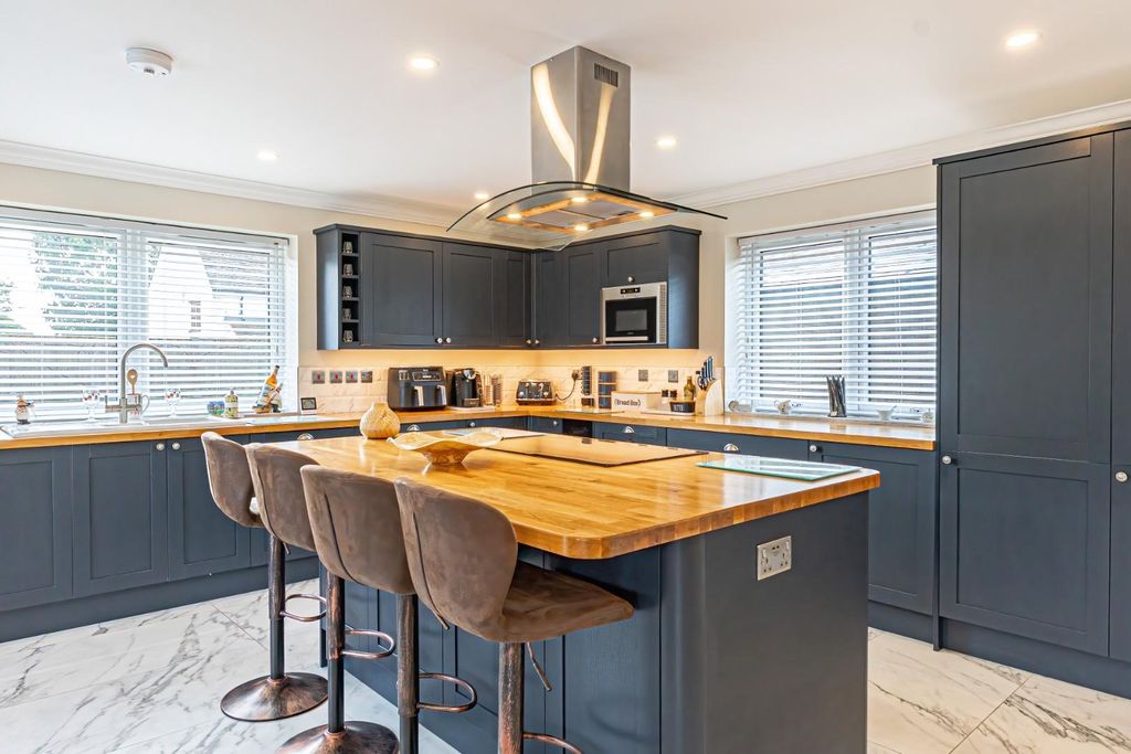 Additional image 9 of 5 bed detached house for saleBarnett Way, Bierton, Aylesbury HP22