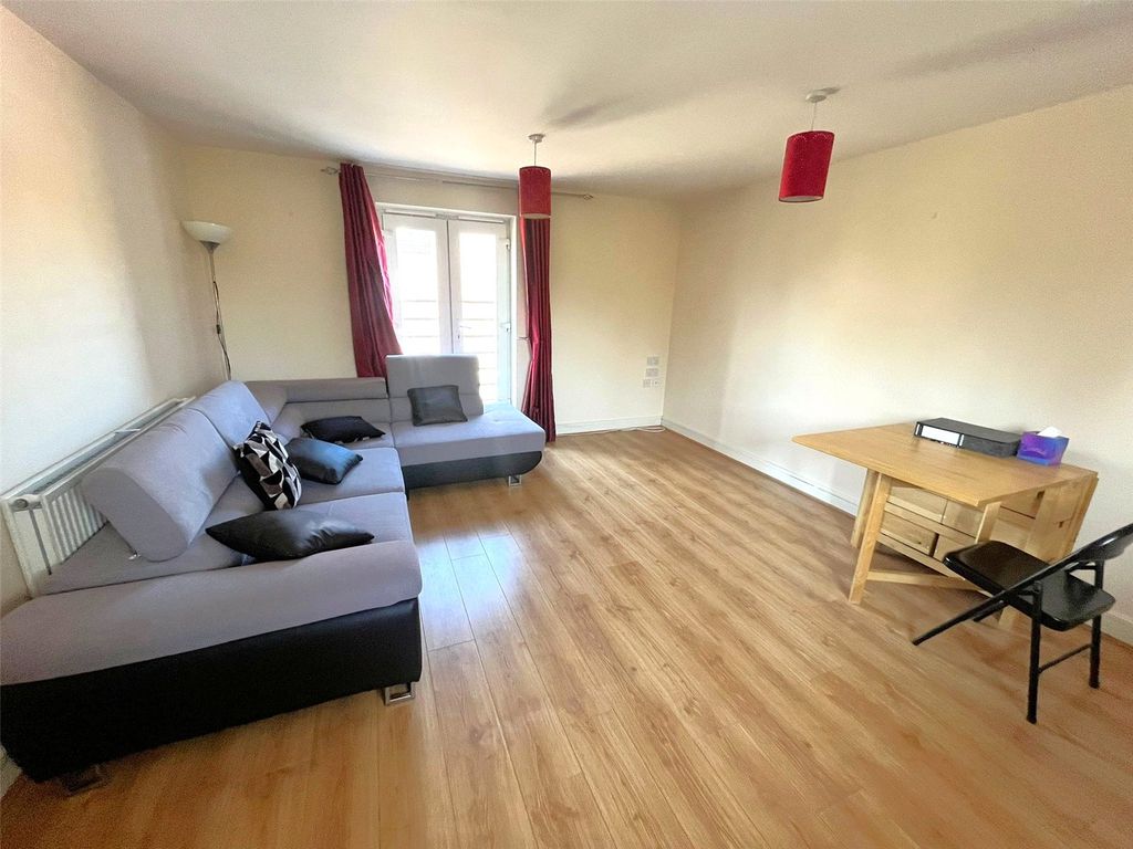 2 bed flat for saleWarner Close, Basingstoke, Hampshire RG24 photo 2