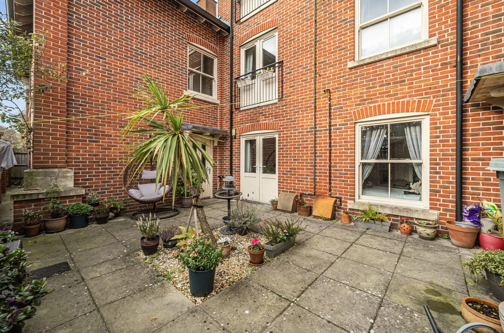 Additional image 8 of 2 bed flat for saleRobins Court, Alresford, Hampshire SO24