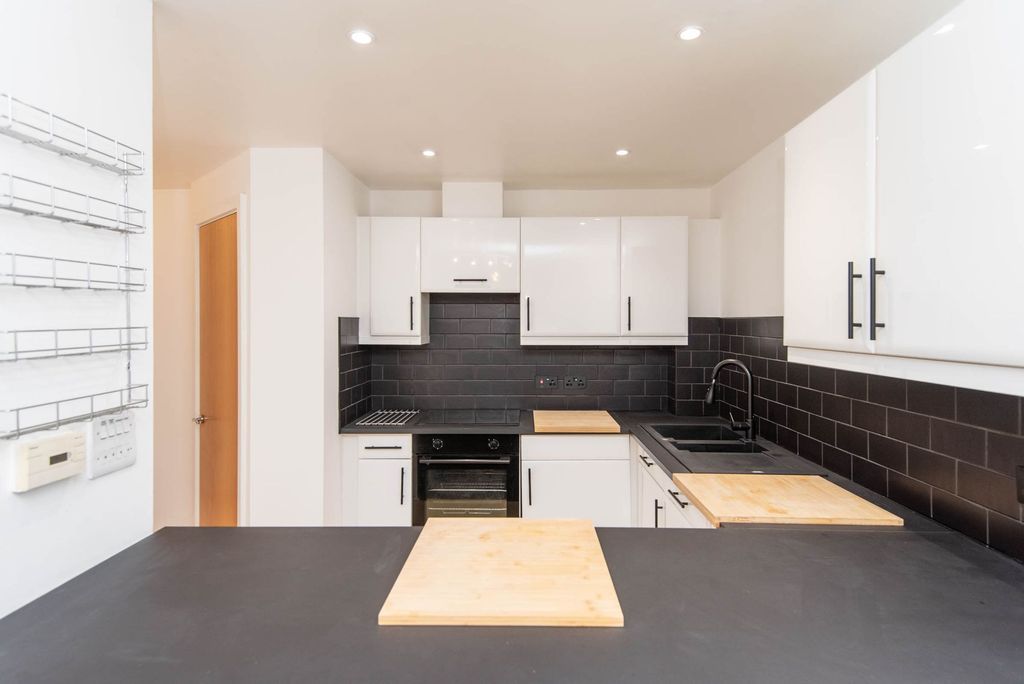 Additional image 7 of 2 bed flat for saleCamlough Walk, Chesterfield S41
