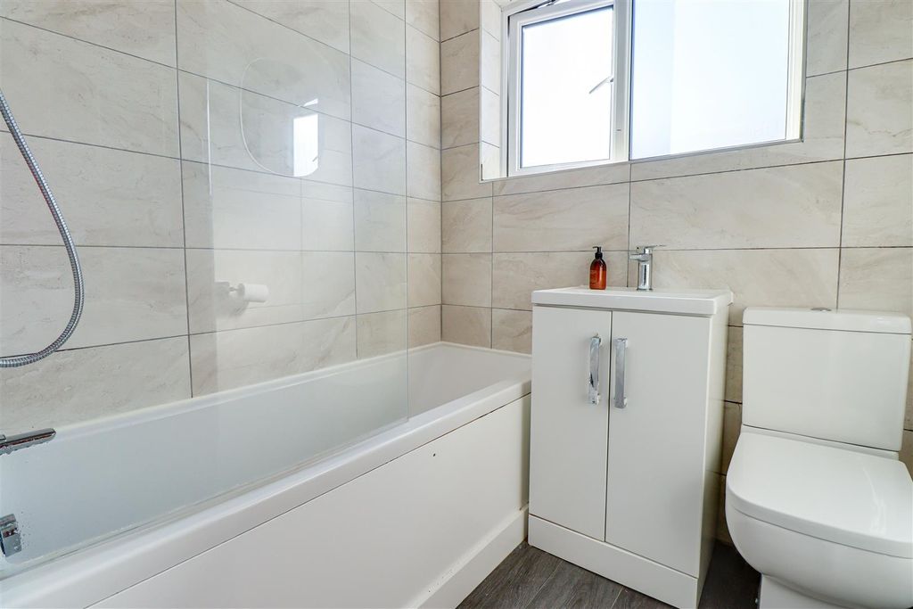 Additional image 11 of 2 bed flat for saleWoodfield Road, Hadleigh SS7