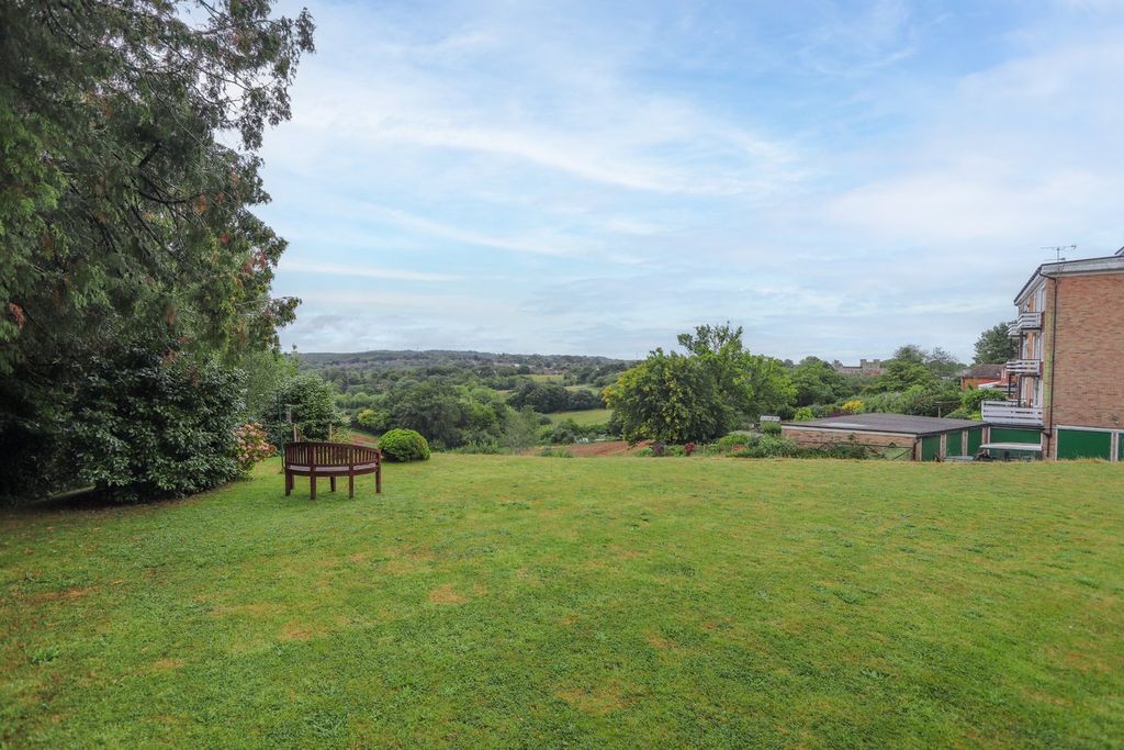 2 bed flat for saleCaldbec Hill, Battle TN33 photo 4