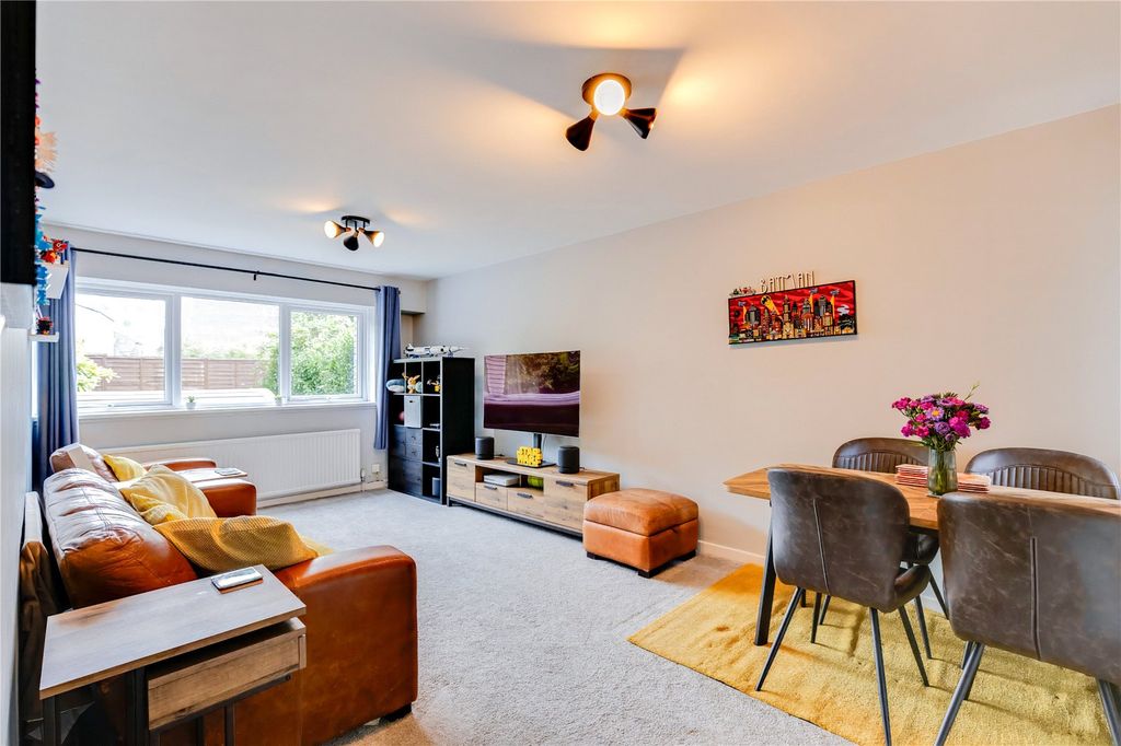 2 bed flat for saleCowper Court, Cowper Place, Roath, Cardiff CF24 photo 4
